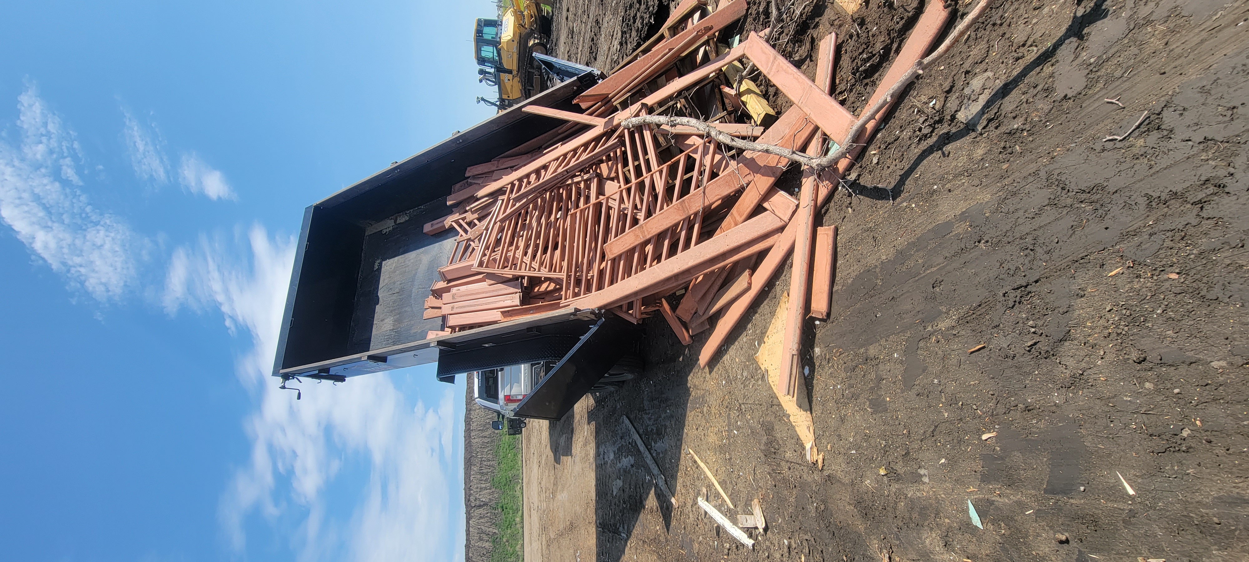 Dump trailer rental Mandan ND - hydraulic trailers for landscaping debris removal and hauling